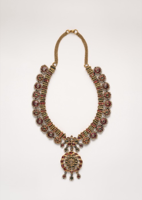 Mughal necklace of carved emeralds, rubies, and gold, 18th–19th century — illustrating the Indian ornamental tradition that shaped Cartier's 'Hindou' jewel vocabulary from the early twentieth century